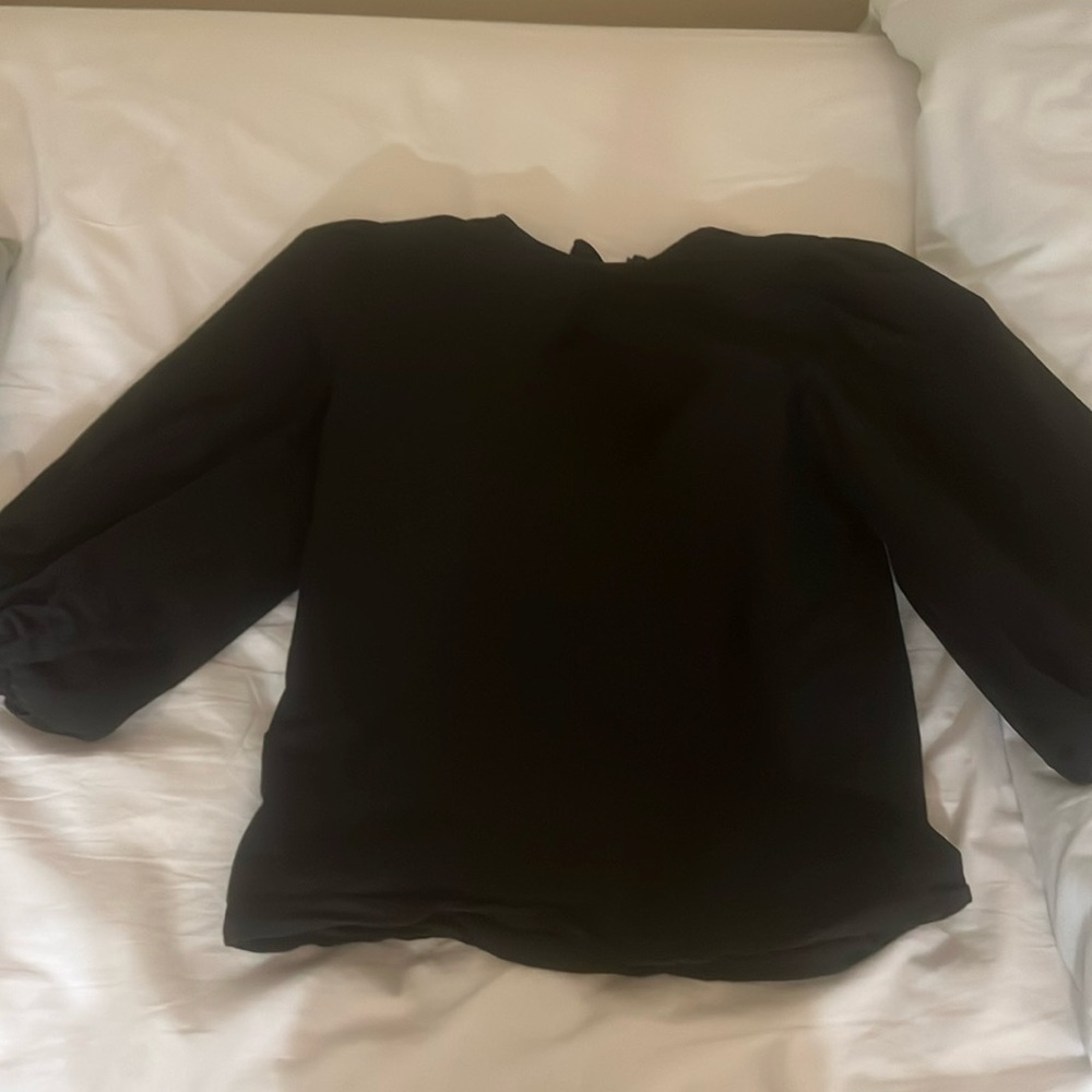BLACK PUFF SLEEVE TOP